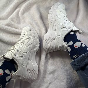 Chunky tech wear white sneakers 🕸️